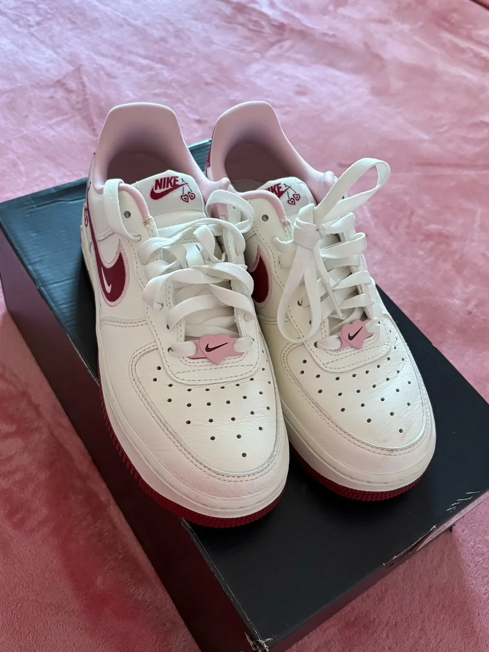 Nike Kids White and Pink Low-Top Sneakers with Maroon Swoosh